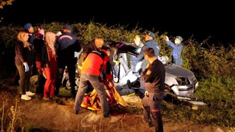 İ­z­m­i­t­-­K­a­n­d­ı­r­a­ ­y­o­l­u­n­d­a­ ­k­a­z­a­:­ ­4­ ­ö­l­ü­ ­3­ ­y­a­r­a­l­ı­
